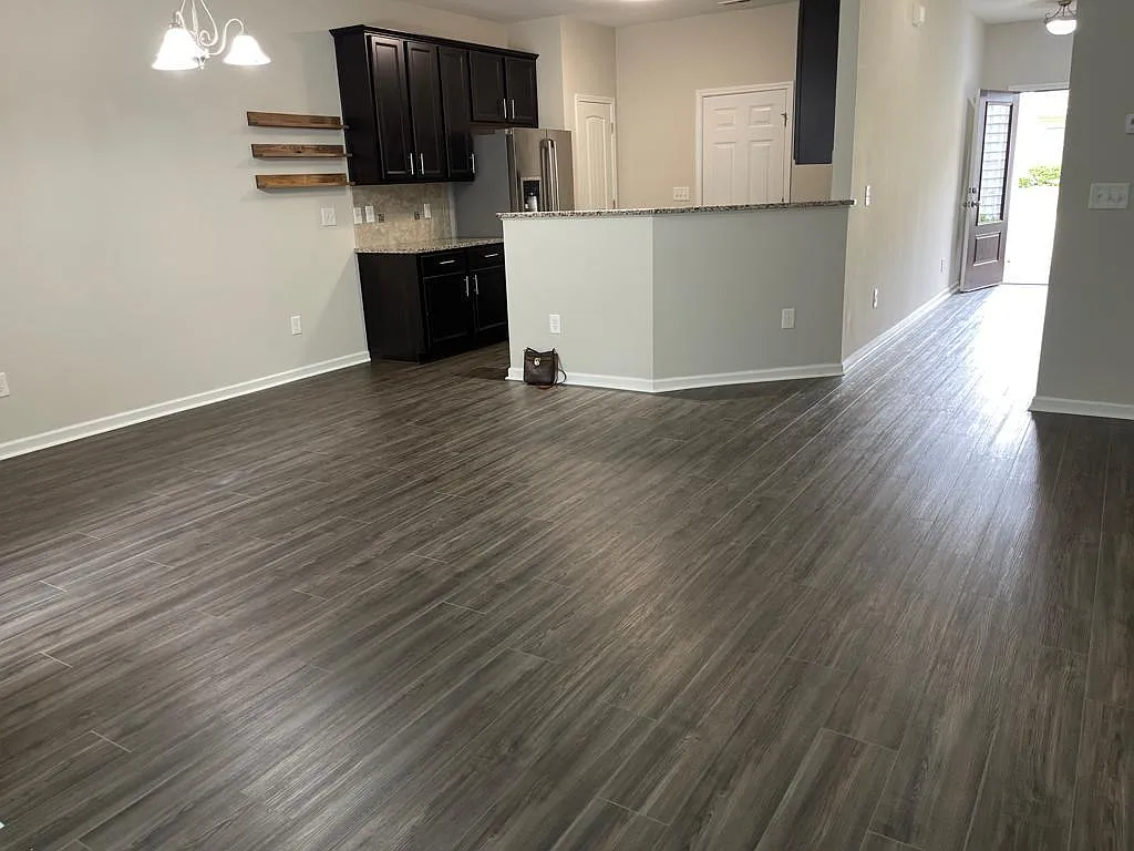3 bed, 2.5 bath, 1638 sqft, $2,050 — Photo 2