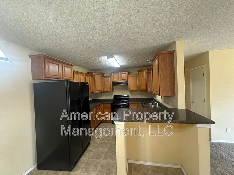 4718 NE Wisconsin St — Photo 8