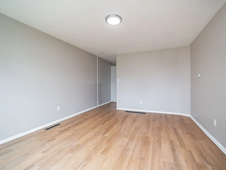 1401 Lockbourne Rd — Photo 3