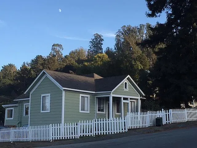 11 Carr Ave