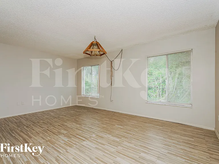 1389 Trollman Ave — Photo 4