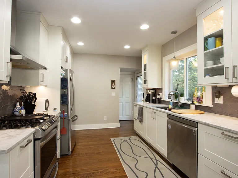 5917 Oak St — Photo 10
