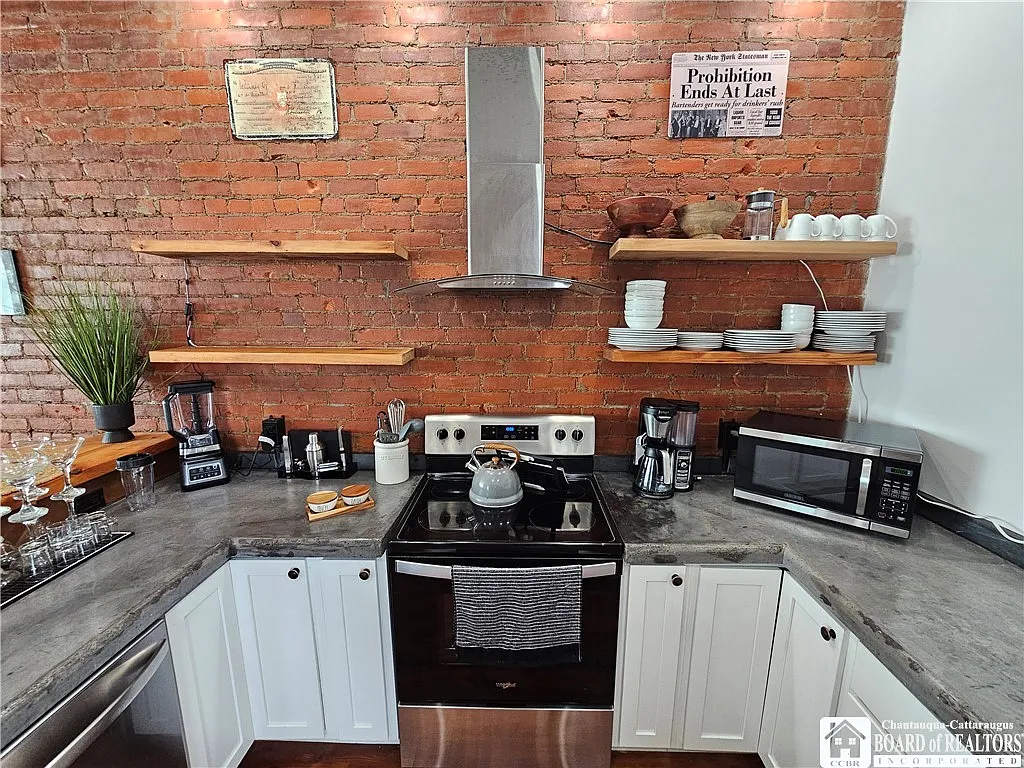 321 N Union St — Photo 3