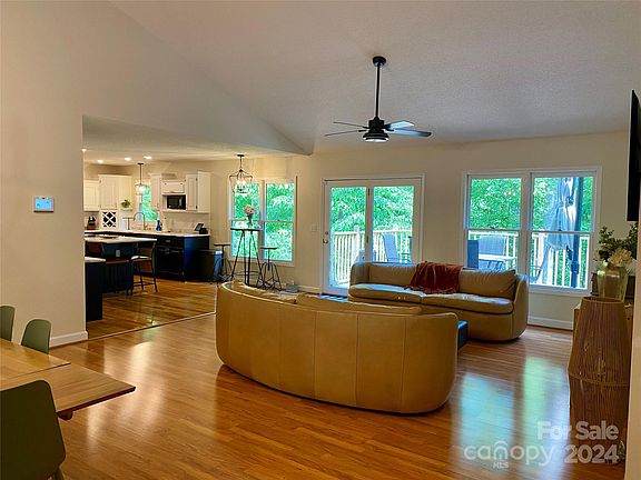 4th image of 1022 Bramblewood Ct NE
