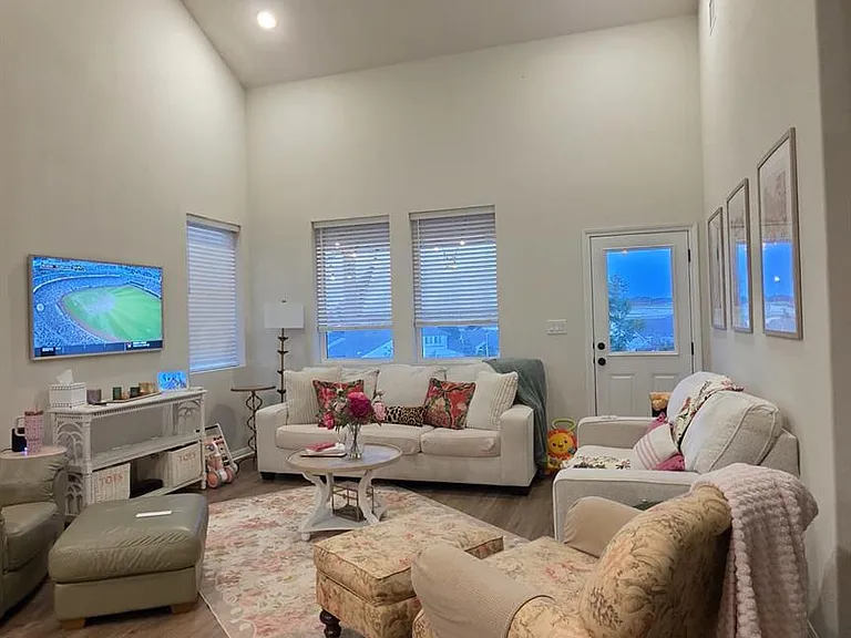 221 Travis Ln — Photo 8