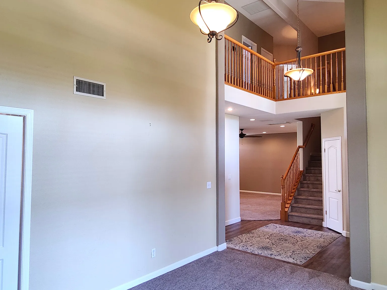 4 bed, 2562 sqft, $3,095 — Photo 4