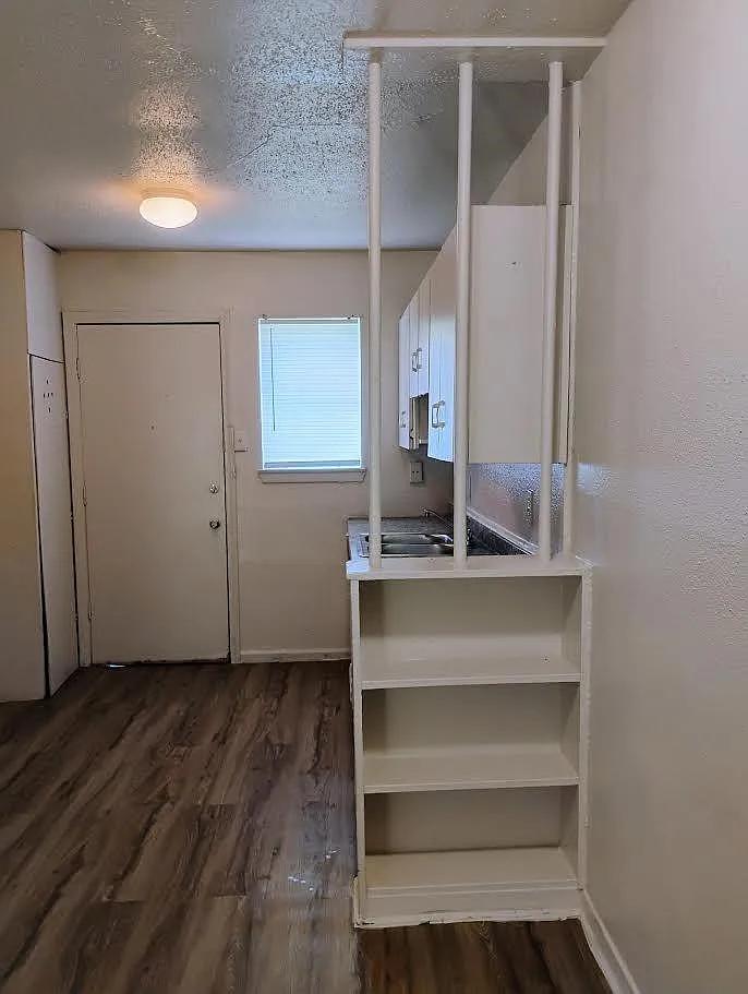 2 bed, 1.0 bath, 711 sqft, $700 — Photo 1