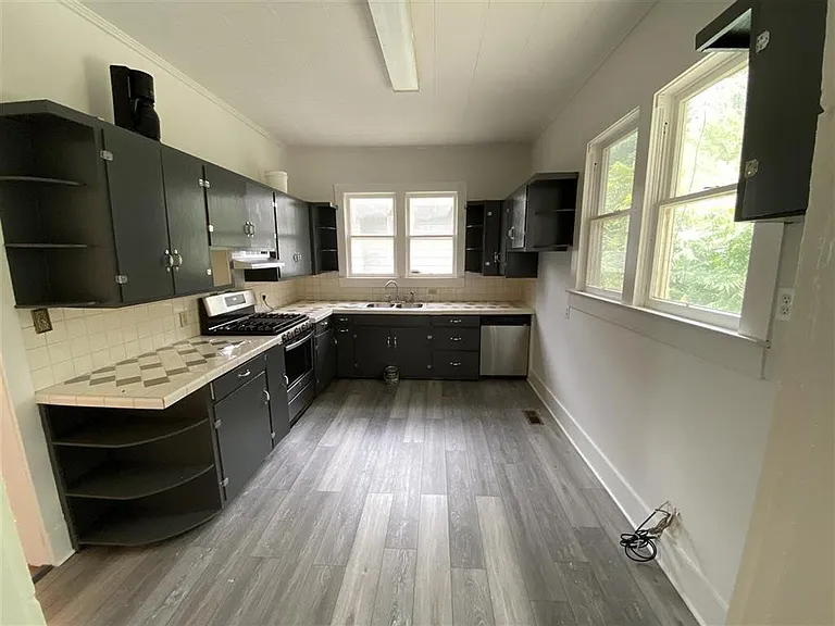 529 W Oak Ave — Photo 9
