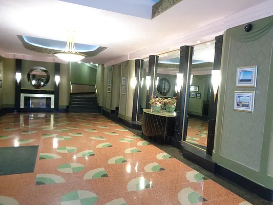 Sold by Thomas Lipovetsky, LREB | media 18