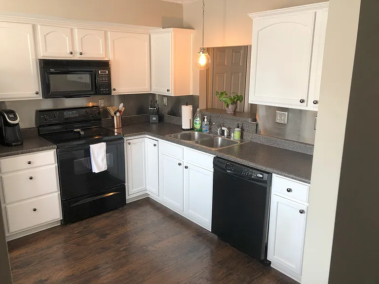 841 W Maxwell St — Photo 2