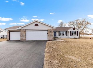 182 Autumnwood Ln, Davis Junction, IL 61020