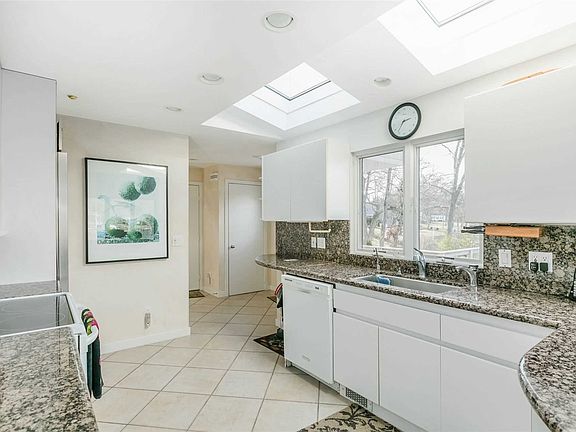 3rd image of 825 Bungalow Ln
