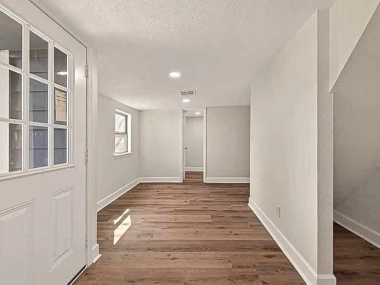 915 W Lewis St — Photo 7