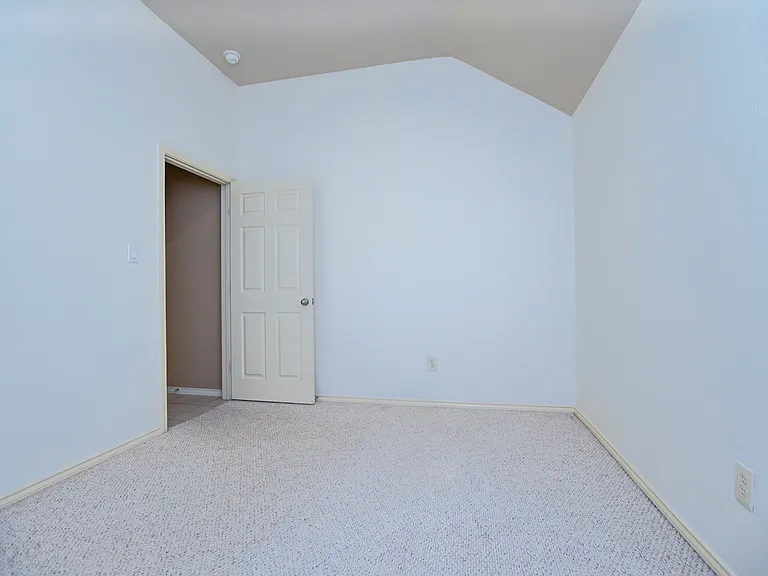 2123 Castle Gardens Ln — Photo 16