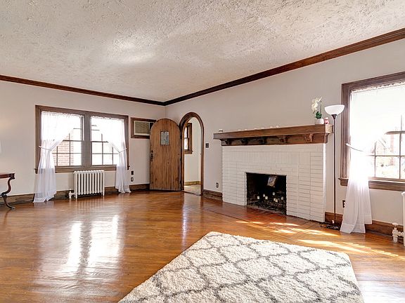 Arched doorway into liv rm