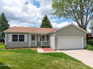 13 Woodmar Ct, Streamwood, IL 60107
