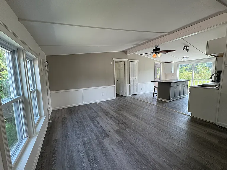 324 S Meridian Rd — Photo 2