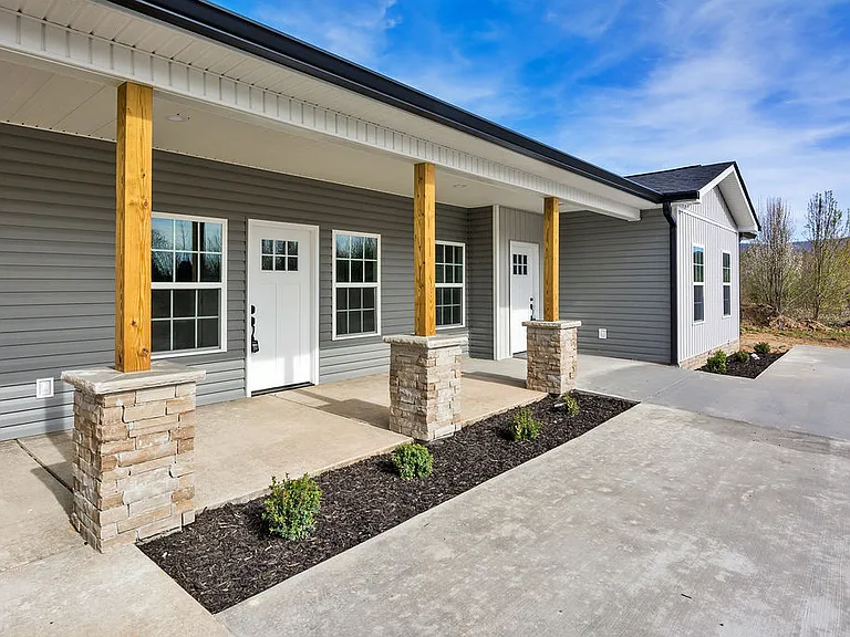 33 Michigan Ln — Photo 2