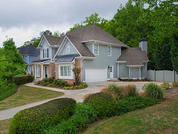 Friend's entry& 2 car garage