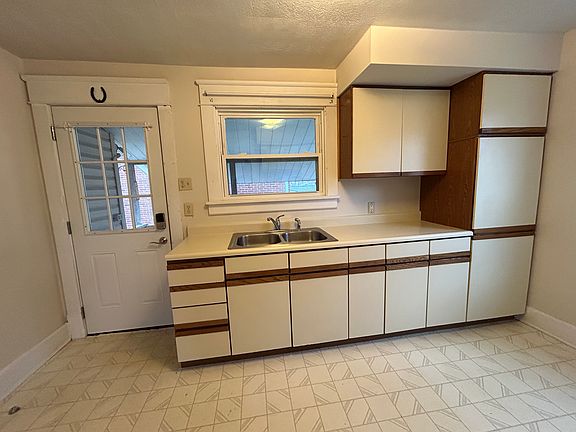 4th image of 309 Allenby St