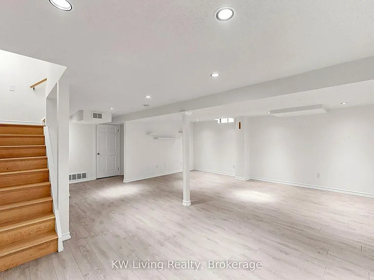33 Southgate Cres — Photo 36