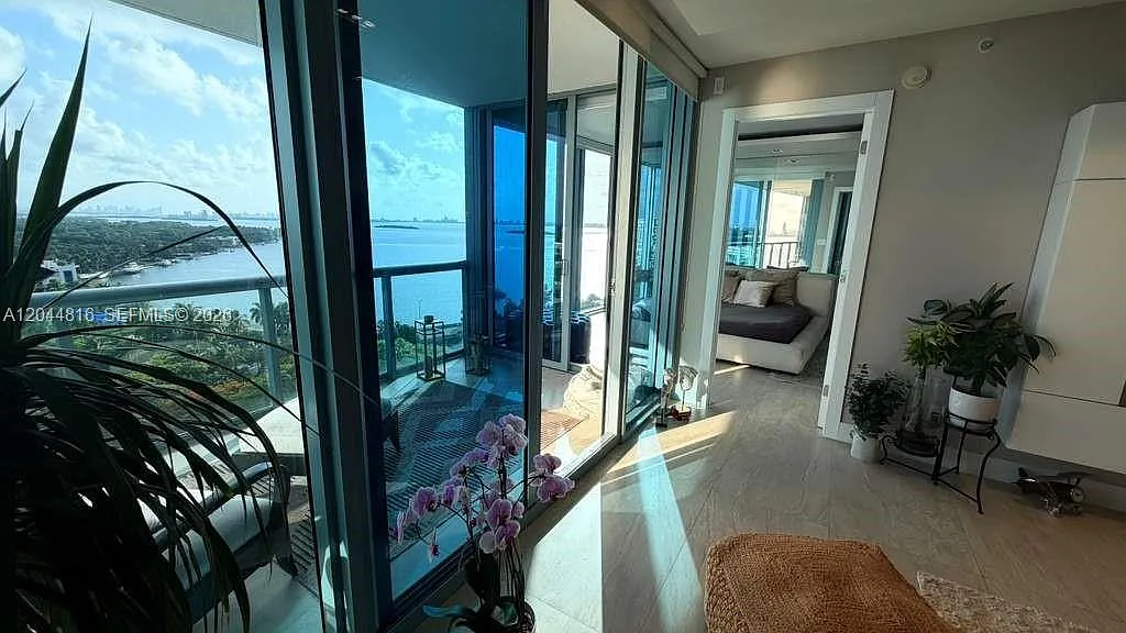 Blue Condo — Photo 4