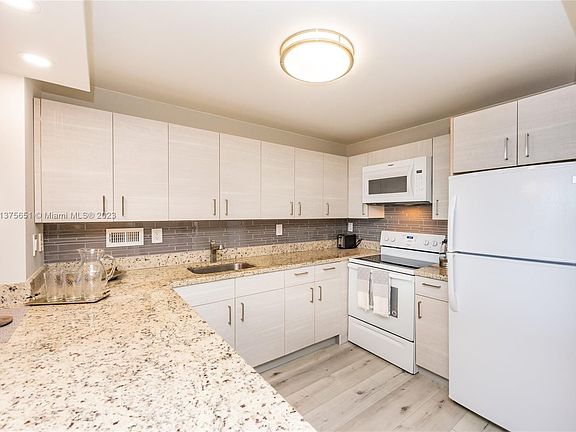 3rd image of 2301 Collins Ave APT 1437