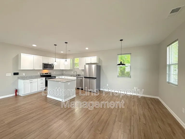 641 Central Dr NW — Photo 4