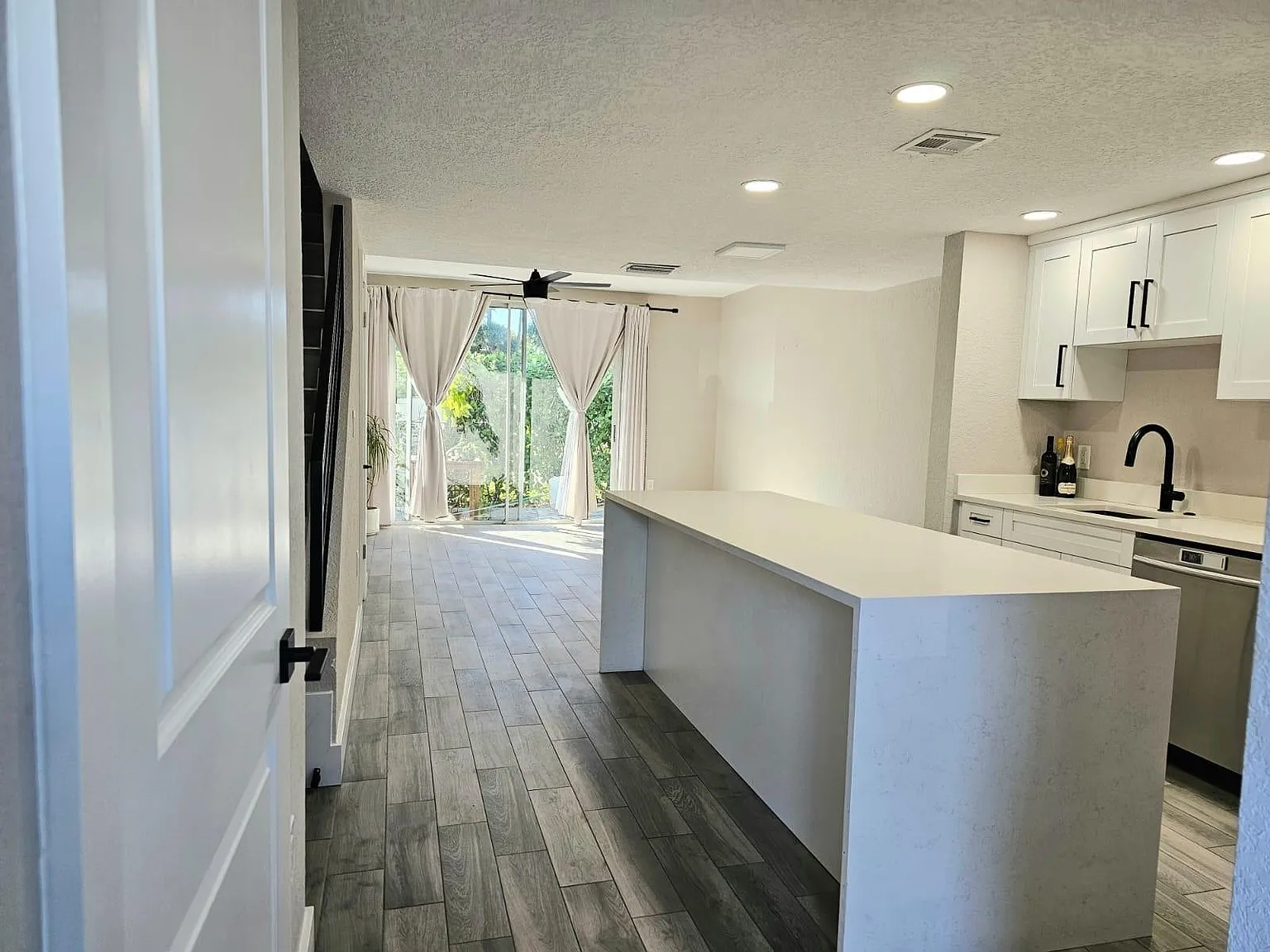 2 bed, 2.5 bath, 1024 sqft, $3,000 — Photo 2