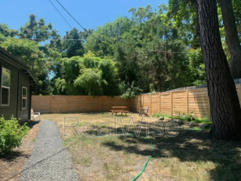 509 NW C St #5 — Photo 20