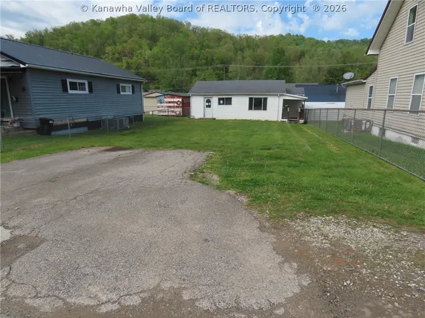 307 1st St W, Madison, WV 25130