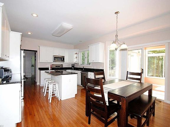 3rd image of 105 Alderwood Dr