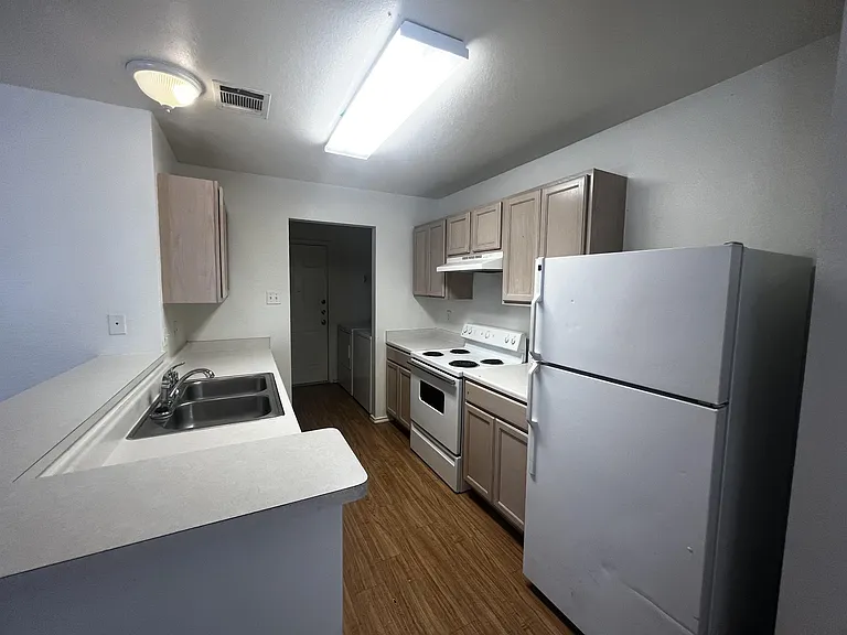 127 Cedargrove St — Photo 4