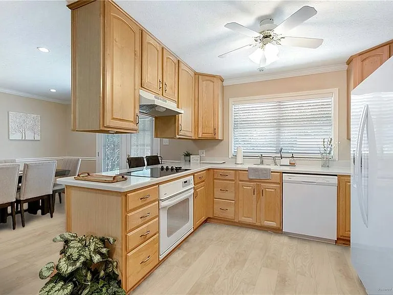 223 Robin Hood Dr — Photo 2