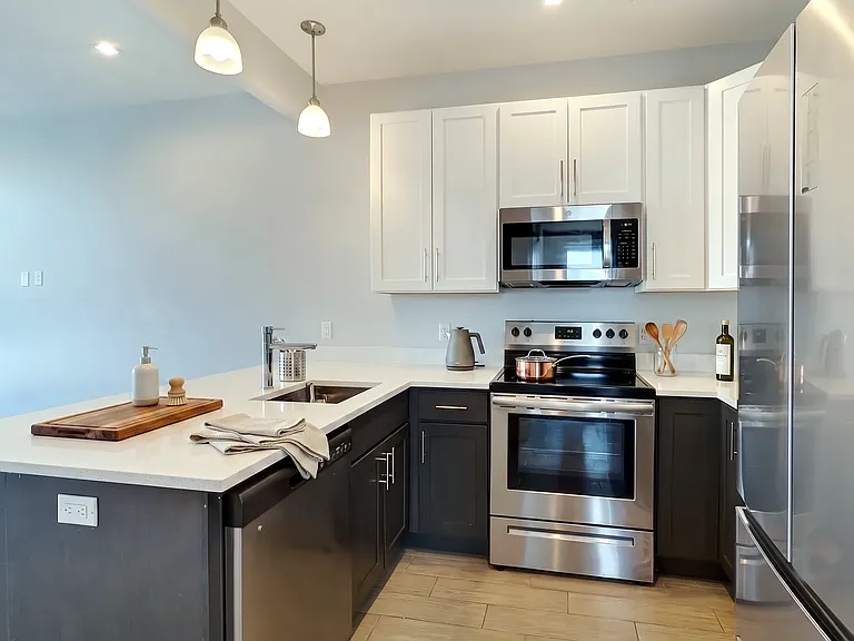 460 Seneca Ave #2F — Photo 1