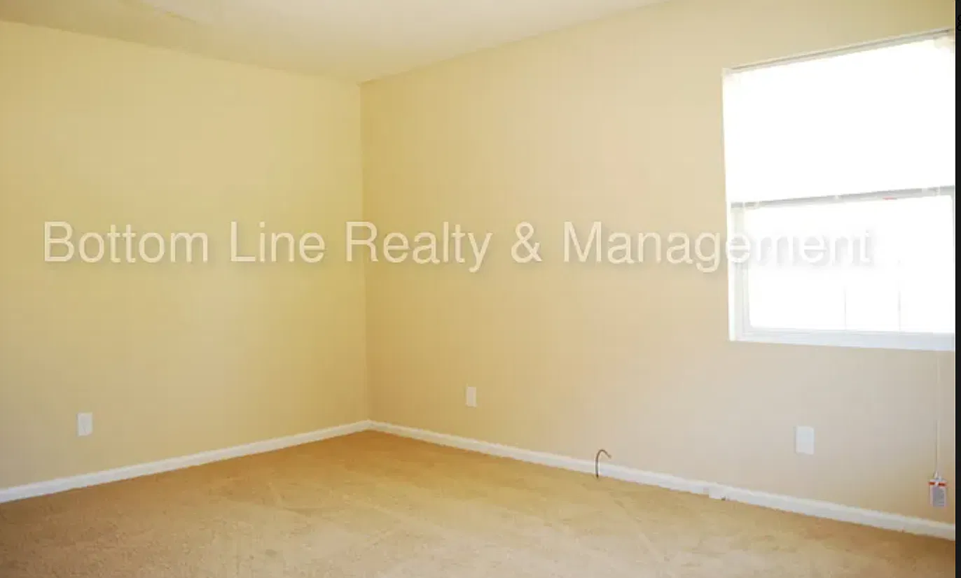 3 bed, 777 sqft, $995 — Photo 1