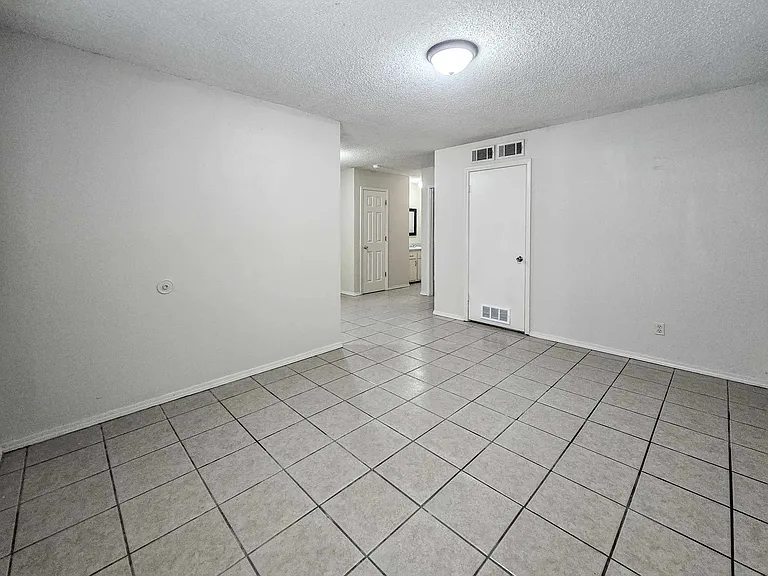 100 NE 2nd St #3 — Photo 3