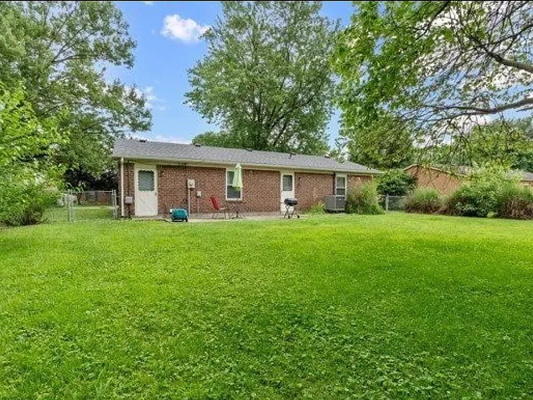 1305 Sunshine Ln — Photo 2