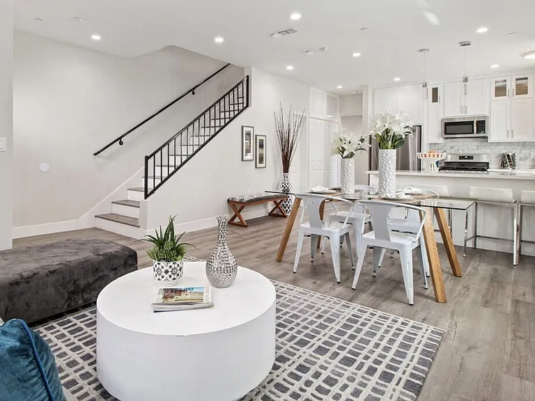 6841 Radford Ave — Photo 21