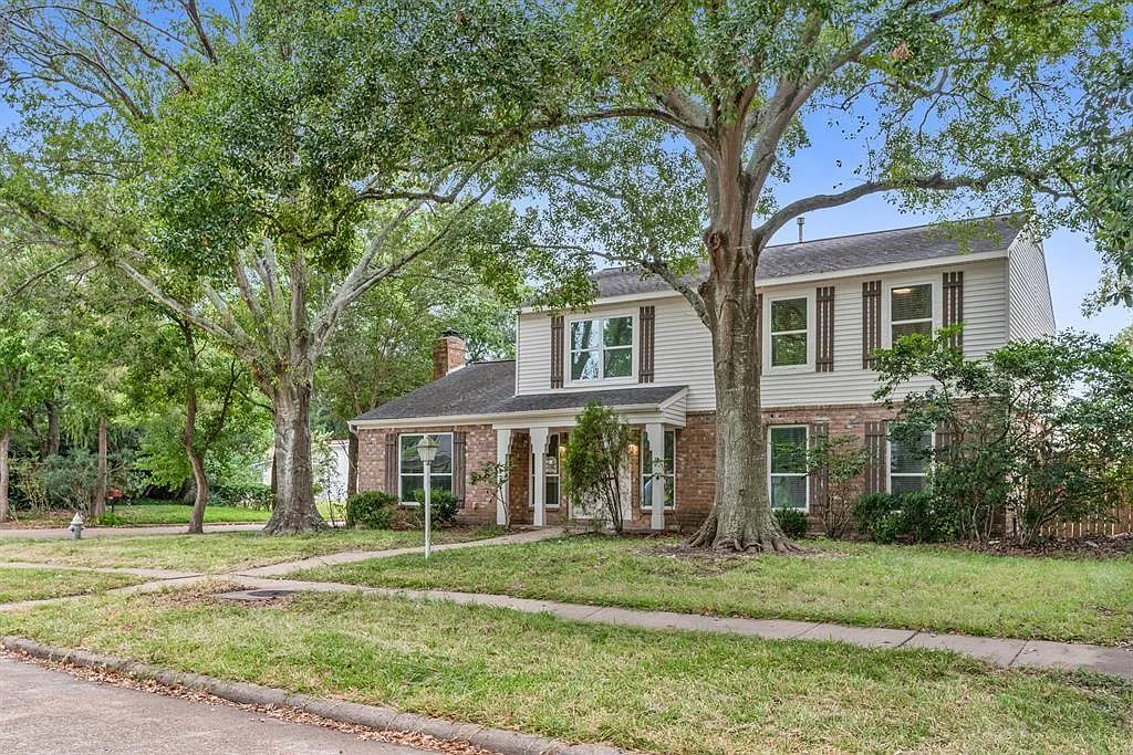 4 bed, 2.5 bath, 2420 sqft, $2,350 — Photo 3