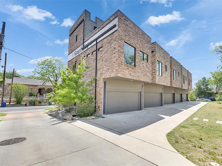 808 E Lydia St — Photo 31