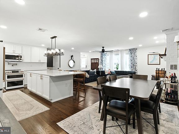 2nd image of 1901 Shady Ln