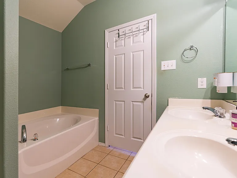 1906 Castaway Dr — Photo 27