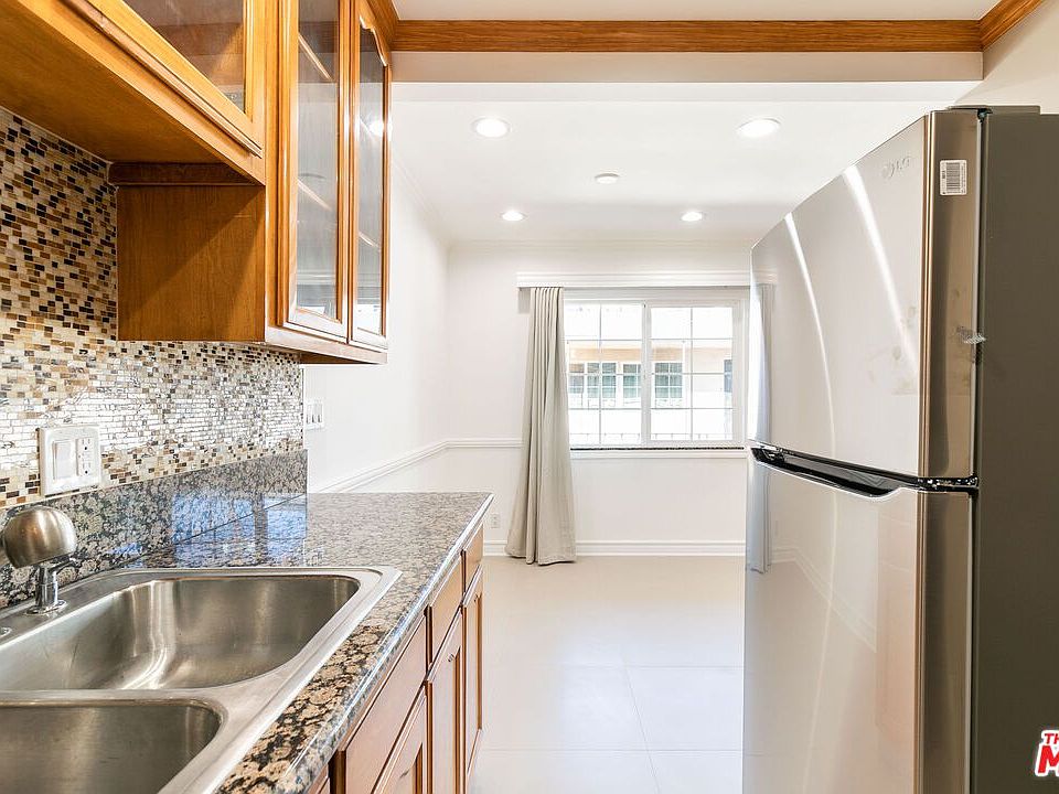 1st image of 1122 N Formosa Ave #7