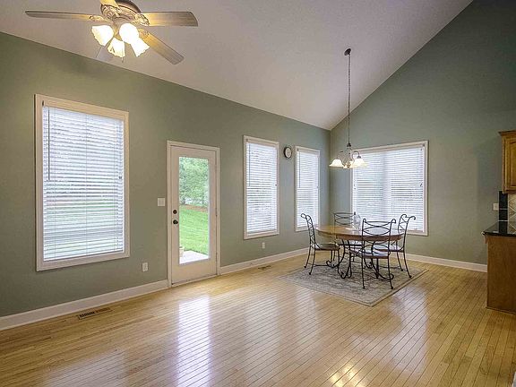 5th image of 701 NE Ashmont Pl