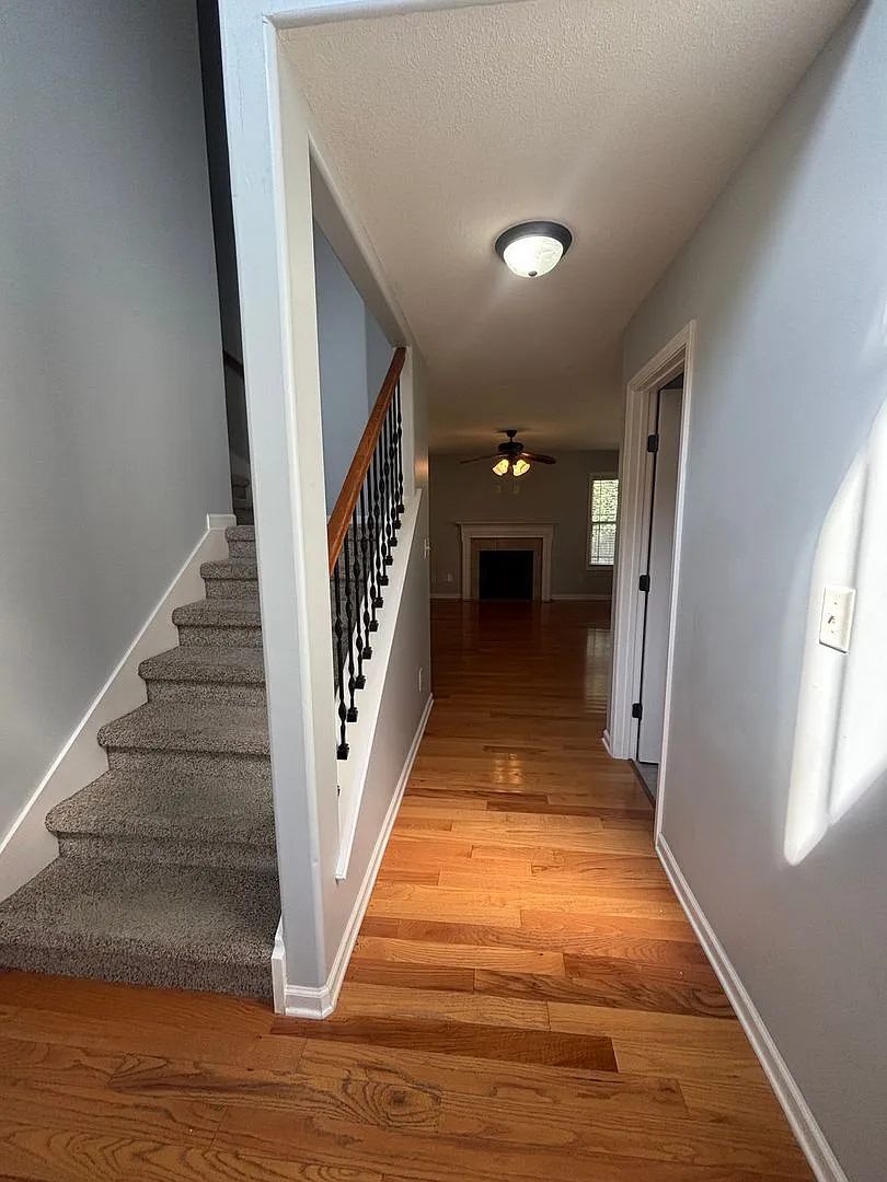Spacious 4-Bedroom Home with Fenced Backyard Near Fort Campbell — Photo 3