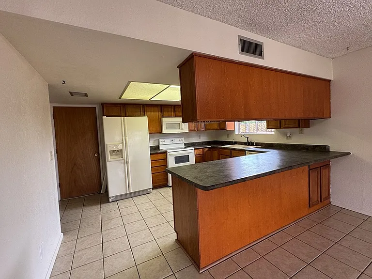 1281 N Catalina Dr — Photo 12