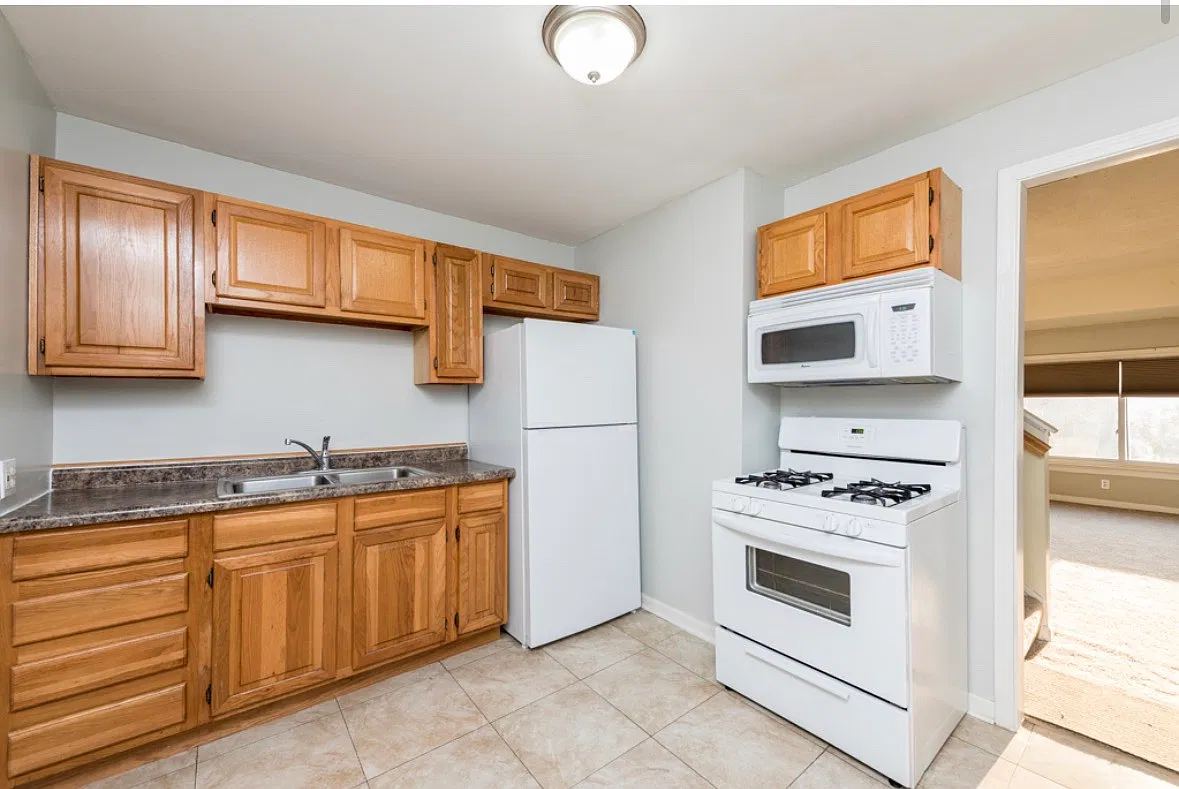 3 bed, $2,200 — Photo 2