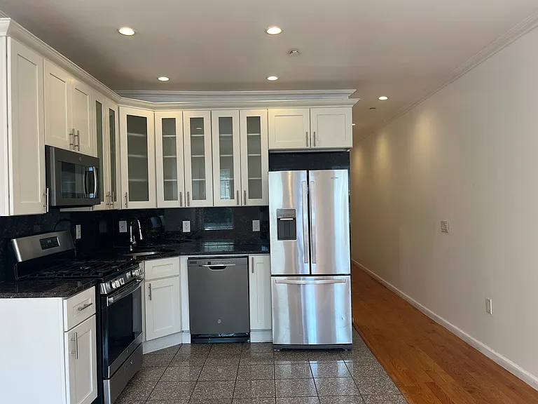 377 Danforth Ave #1R — Photo 1