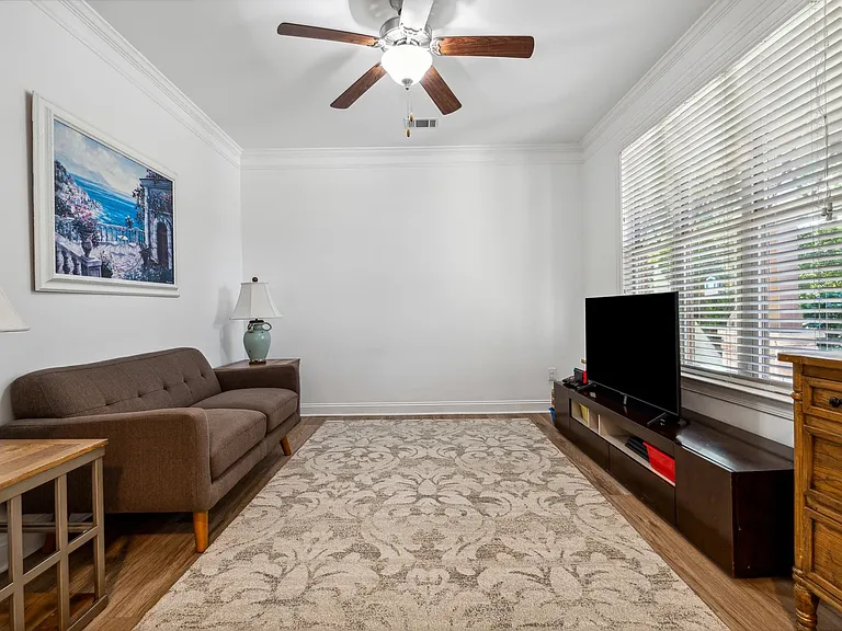 5860 Bluff Heights Dr — Photo 3